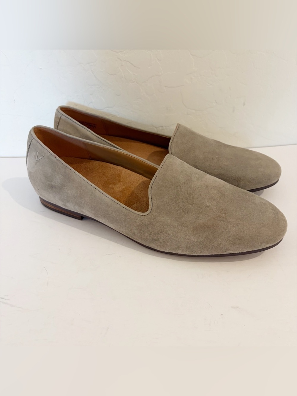 NWOB Vionic Willa Dark Taupe Suede Round Toe Slip On Flats Size 11W